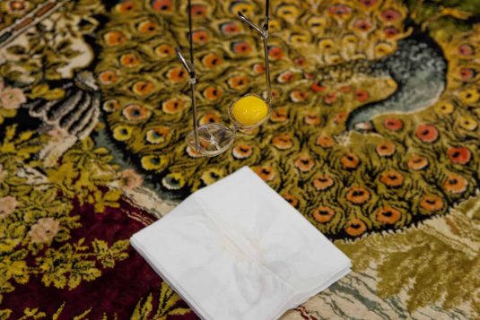 地毯、鏡片破裂的眼鏡、眼鏡繩、蛋黃、一疊面紙、面紙盒, 尺寸可變 (地毯尺寸：123x180cm)