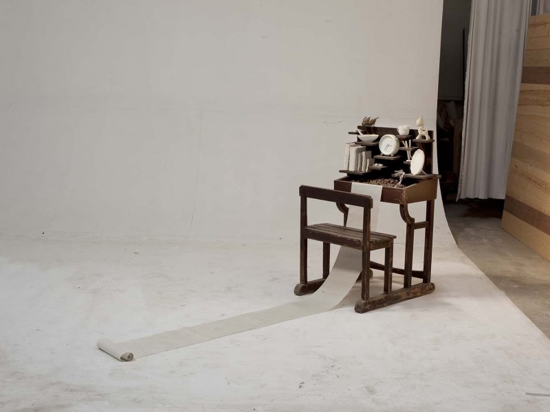 1 胡曉媛, 《夏至》, 不規則尺寸, 2008, 木頭、手紙紙漿、鐵鐘、蟬蛻、麻雀標本、白紙線
